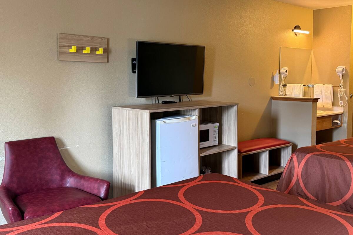 Habitación, 2 camas Queen size, para no fumadores | Escritorio, cortinas blackout, cunas gratuitas y wifi gratis
