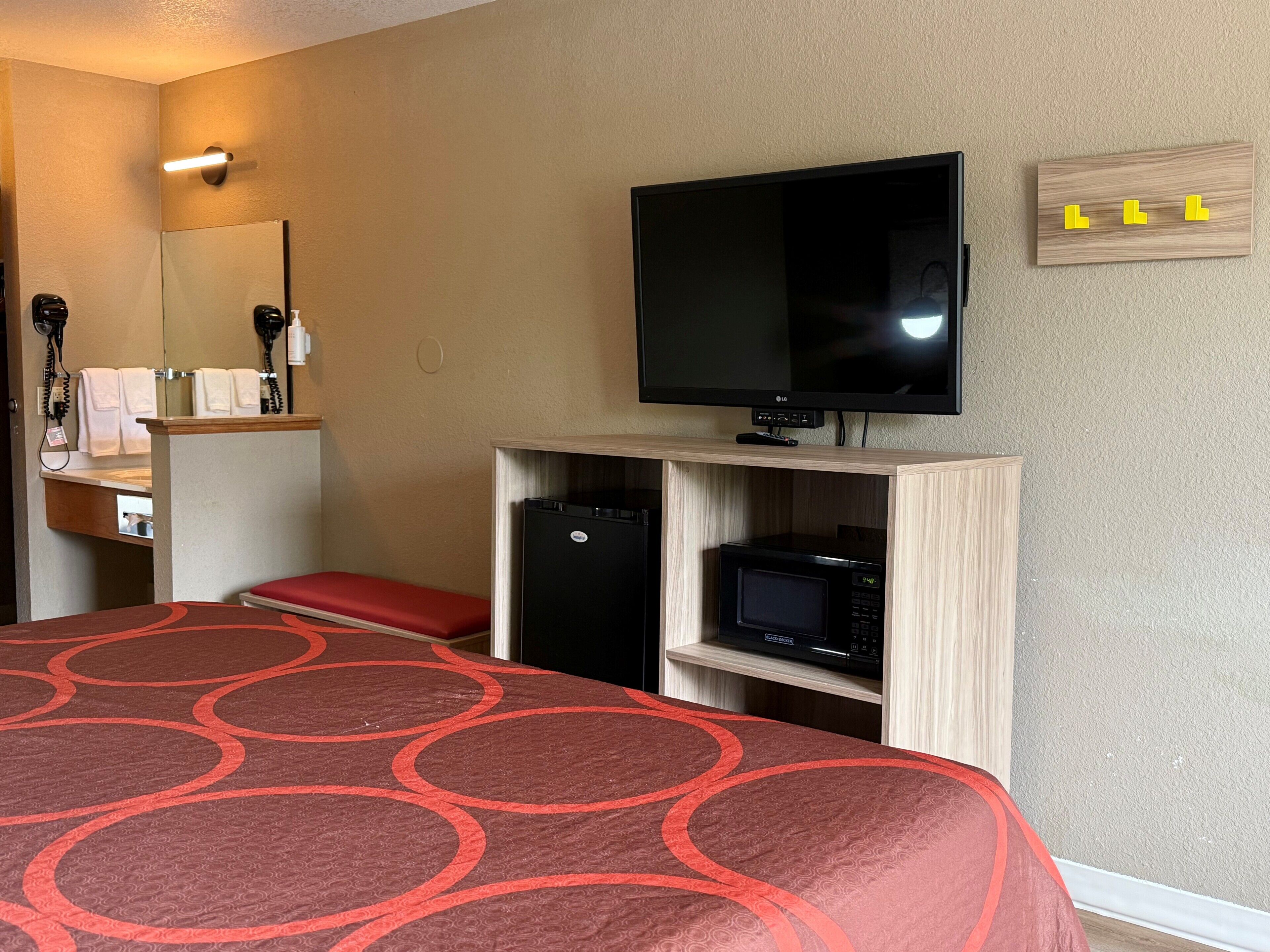 Escritorio, cortinas blackout, cunas gratuitas y wifi gratis 