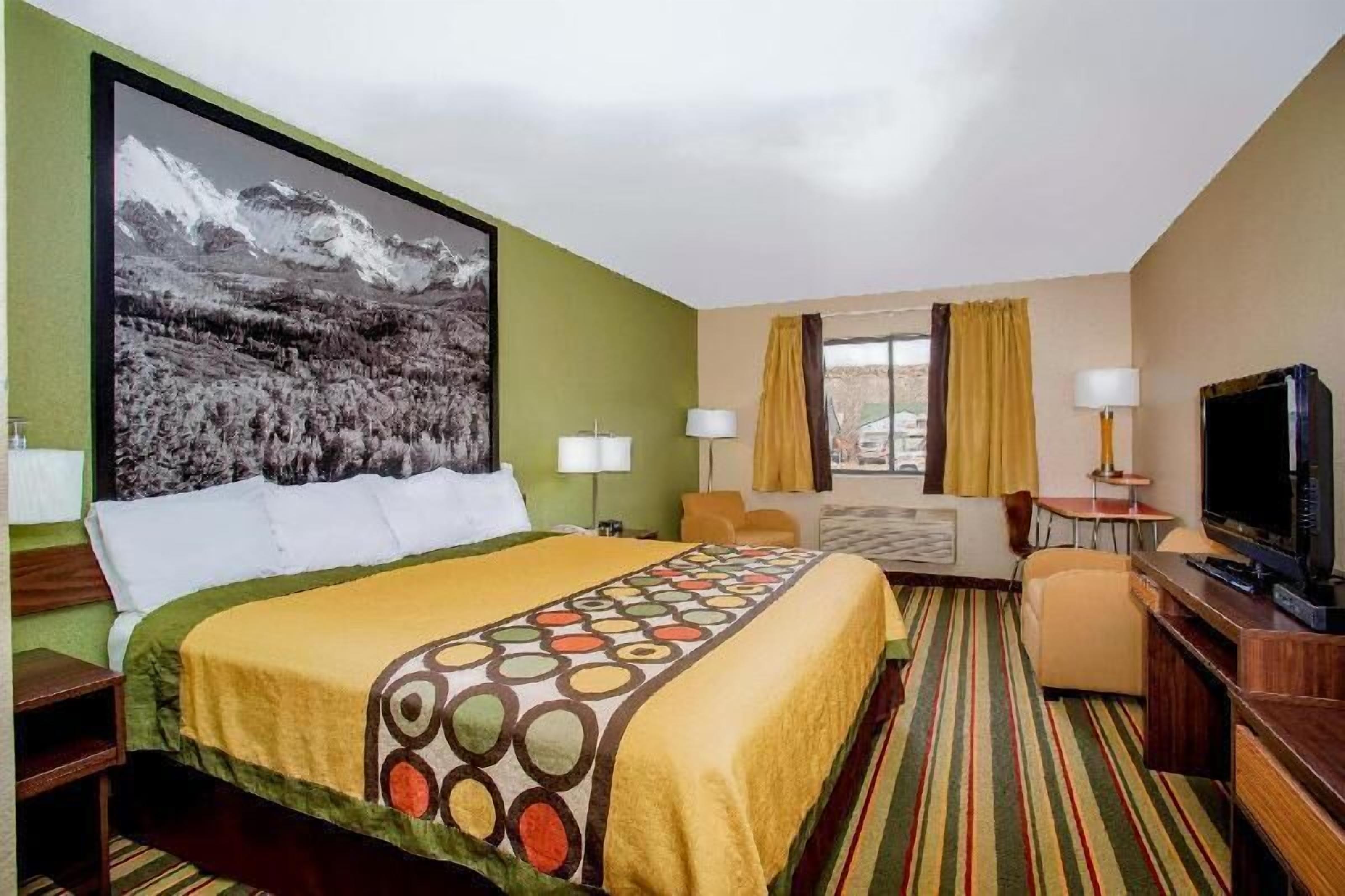 Escritorio, cortinas blackout, cunas gratuitas y wifi gratis 
