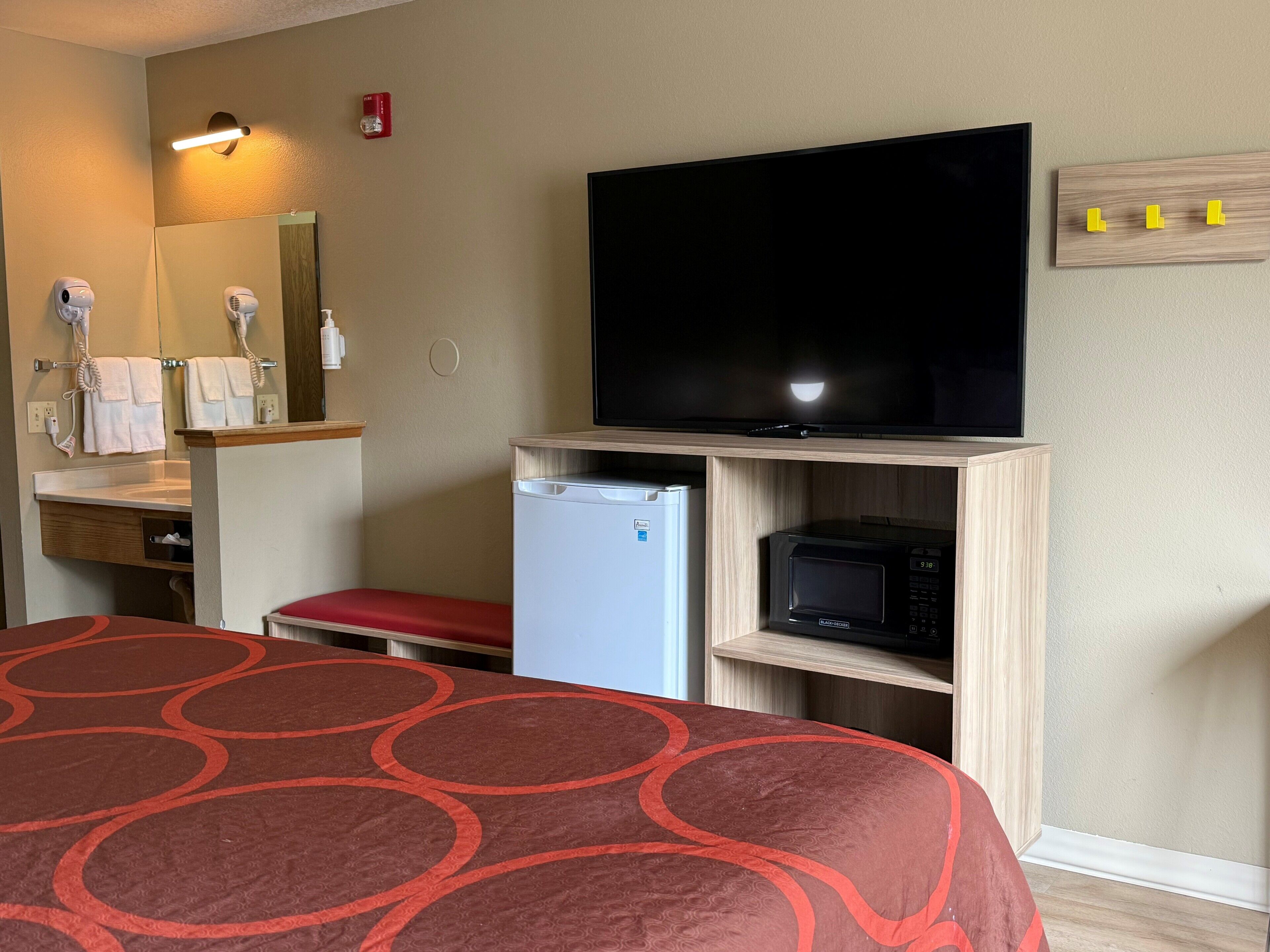 Room, 1 King Bed, Accessible, Non Smoking (Bathtub w/ Grab Bars) | Desk, blackout curtains, free cots/infant beds, free WiFi