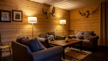 Lägenhetssvit | Vardagsrum | 32-tums platt-tv med kabelkanaler, tv och ett bordtennisbord