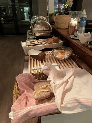 Phục vụ bữa sáng, bữa trưa và bữa tối 