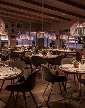 Serveert ontbijt, lunch, diner, lokale en internationale gerechten 