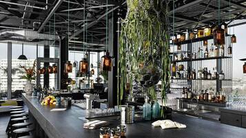 Bar auf der Dachterrasse