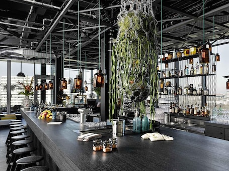 Bar na cobertura. 25hours Hotel Bikini Berlin