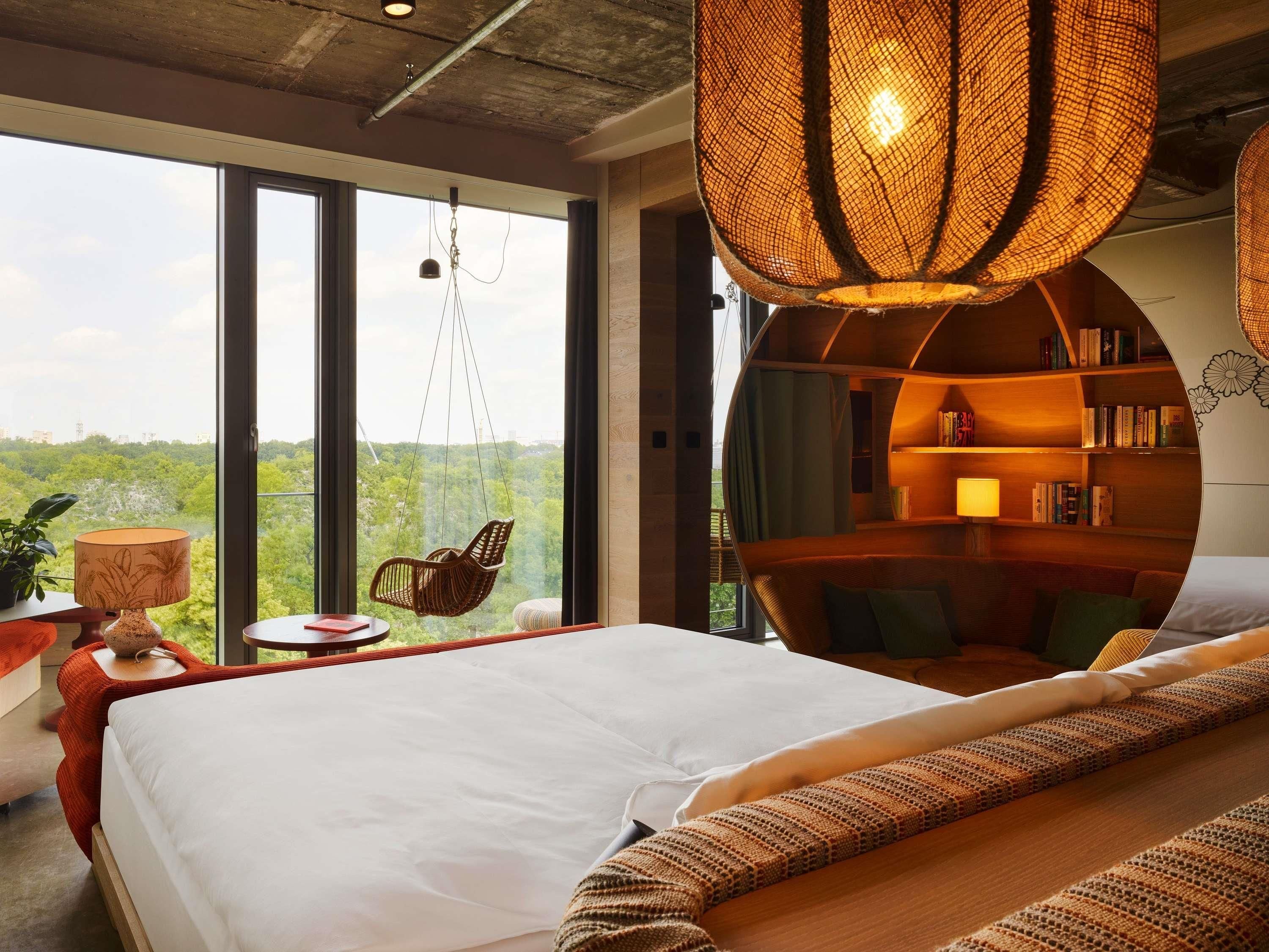 Extra Large Jungle | Luxe beddengoed, donzen dekbedden, een minibar, een kluis op de kamer