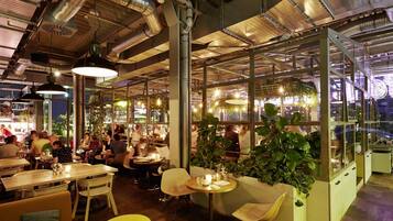 FrĂŒhstĂŒck, KĂŒche des Mittleren Ostens, Blick auf den Garten