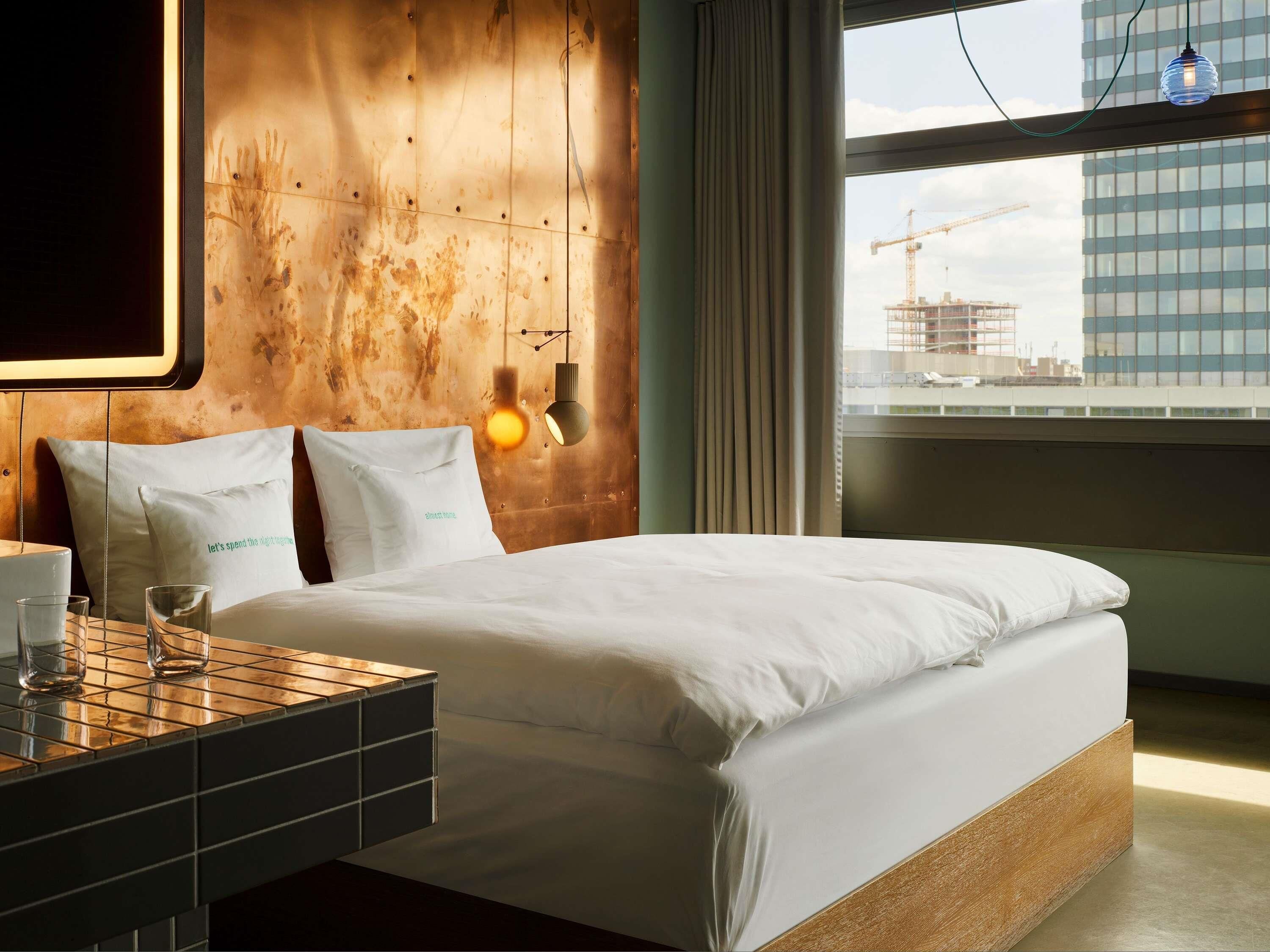 Ropa de cama de alta calidad, cubrecamas y minibar 