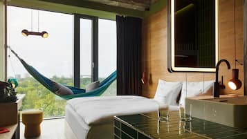 Medium Jungle | Roupas de cama premium, edredons de pluma, frigobar, cofres nos quartos