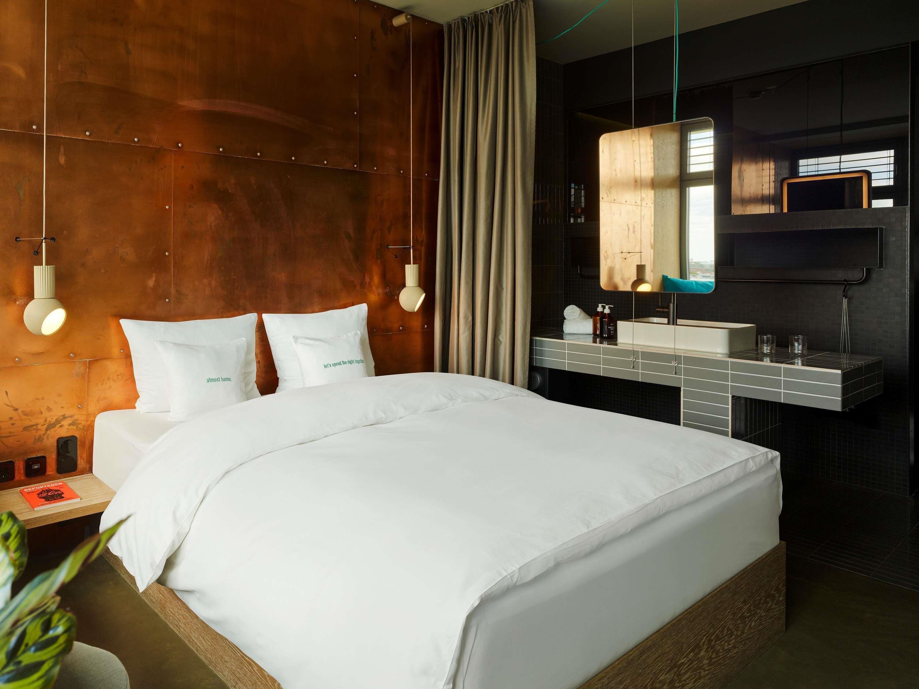Ropa de cama de alta calidad, cubrecamas y minibar 