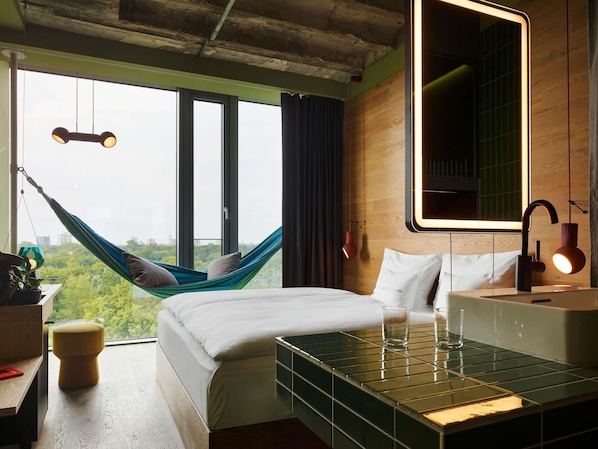 Medium Jungle | Premium bedding, down comforters, minibar, in-room safe - 25hours Hotel Bikini Berlin (Berlin)