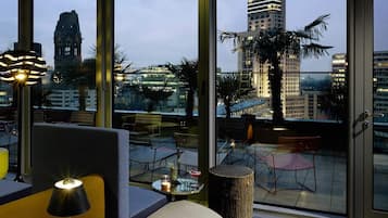 Bar auf der Dachterrasse