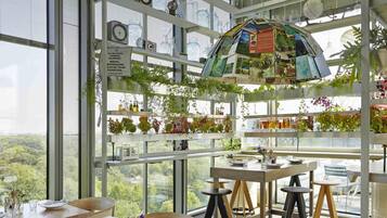 Petit déjeuner, déjeuner et dßner servis sur place, vue sur le jardin