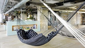 Et moderne interiør med en hængekammermodel, en lyseblå disk og synligt ventilationssystem.