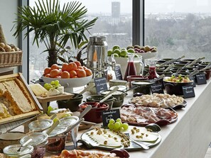 Breakfast, lunch and dinner served - 25hours Hotel Bikini Berlin (Berlin)