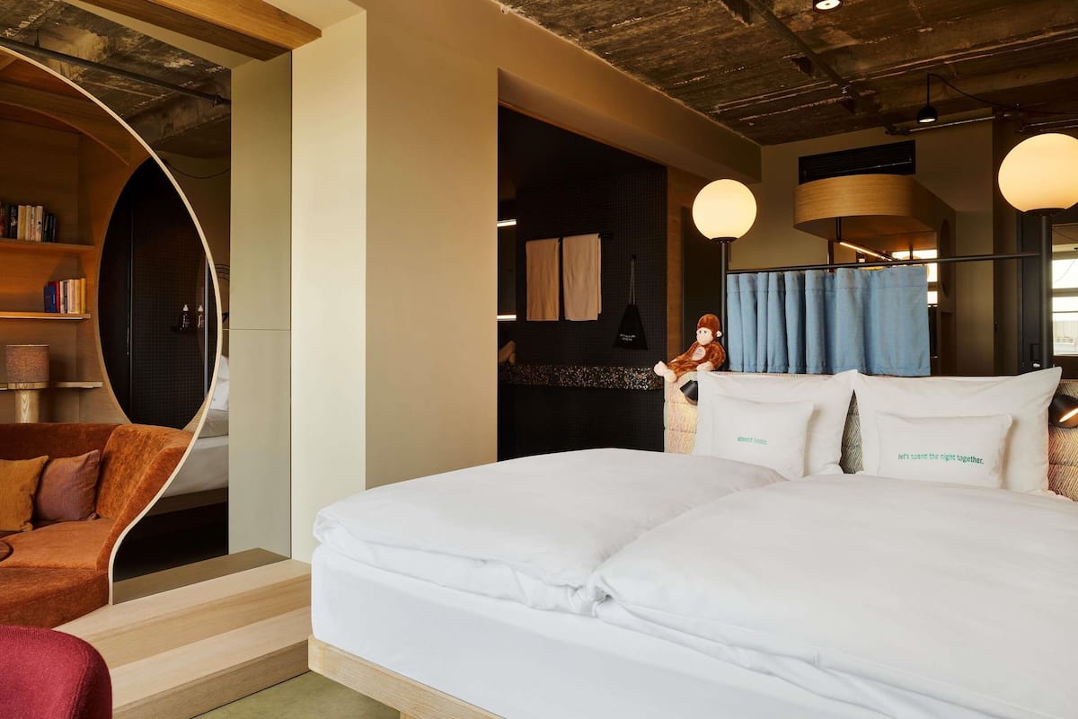 Extra Large Urban | Premium bedding, down comforters, minibar, in-room safe