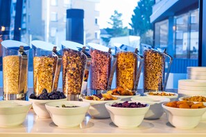 A buffet with various food items and containers. - Dorint Airport-Hotel Zürich (Opfikon)