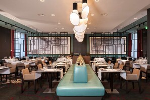 Serviço de café da manhã, culinária internacional, vistas para o jardim 