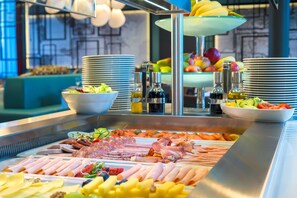 Tägliches Frühstücksbuffet (30 CHF pro Person)