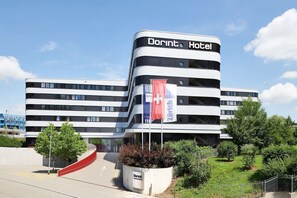 A modern hotel building with a sign reading "Dorint Hotel." - Dorint Airport-Hotel Zürich (Opfikon)
