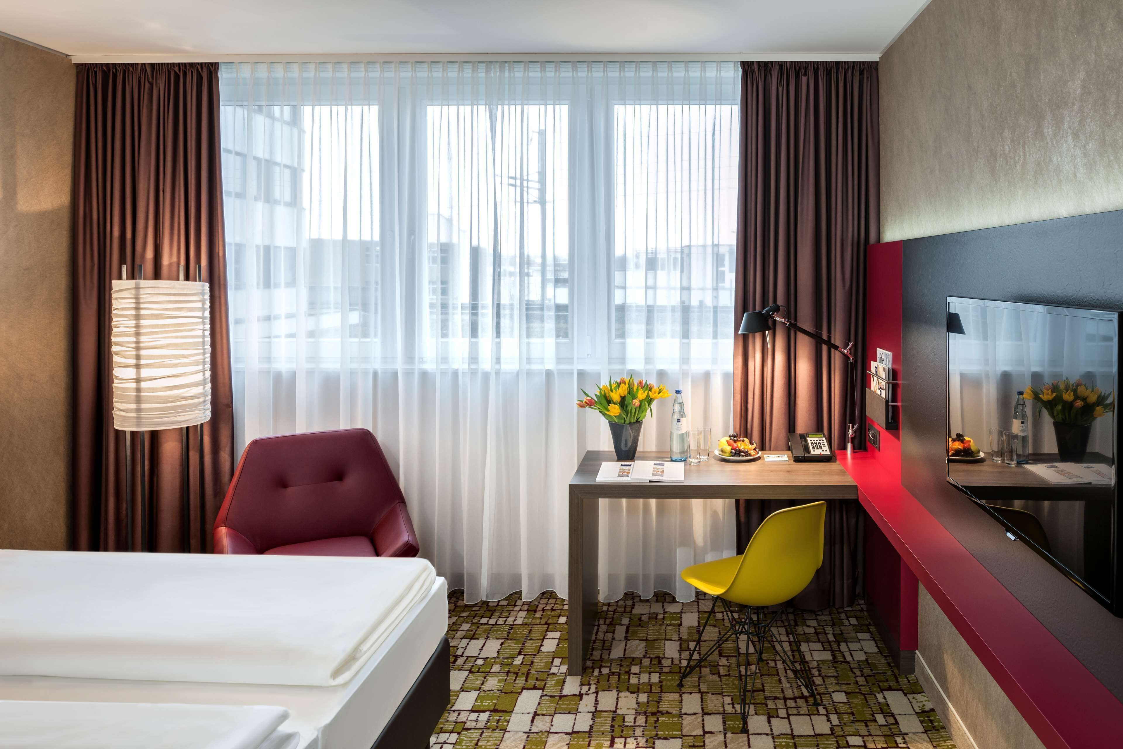 Zimmersafe, Schreibtisch, kostenlose Babybetten, Zustellbetten