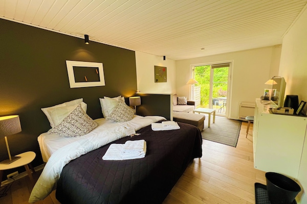 Escritorio y espacio para trabajar con laptop