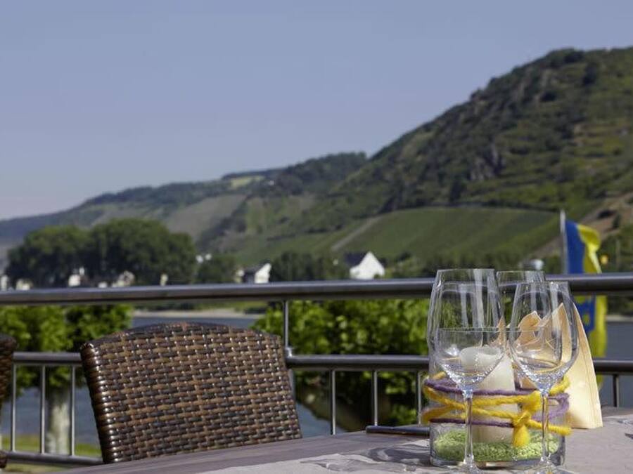 Lunch and dinner served, international cuisine