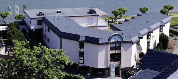 Un edificio moderno con techo plano, ventanas amplias y un reloj visible.