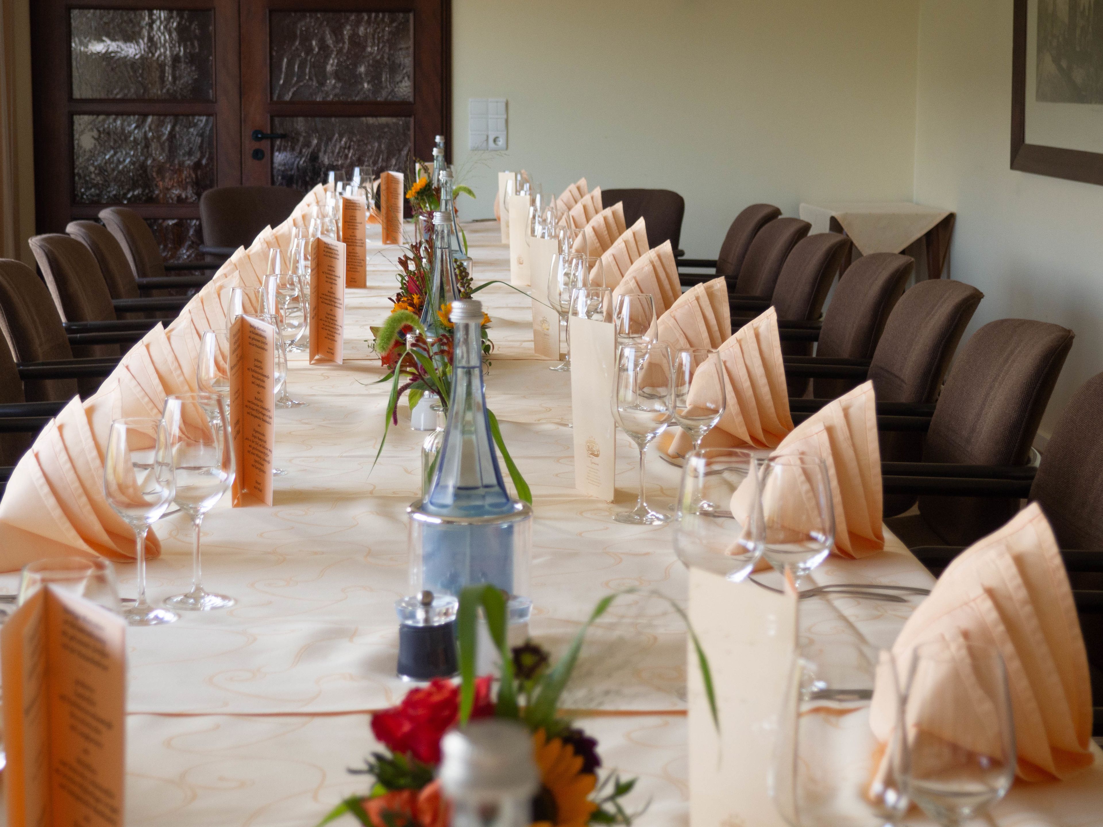 lunch and dinner served, international cuisine