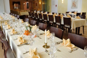 Aperto a colazione, pranzo e cena, cucina regionale