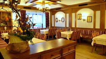 Frühstück, Mittagessen, Abendessen, regionale Küche