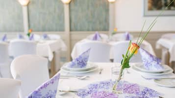 2 Restaurants, Mittagessen, Abendessen, indische Küche