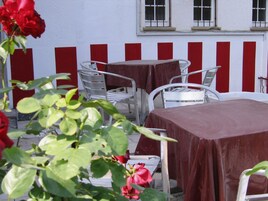 Tempat makan outdoor