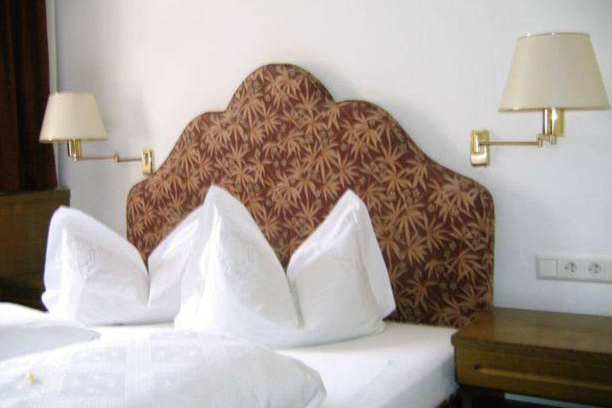 single room | desk, free cots/infant beds, rollaway beds, free wifi