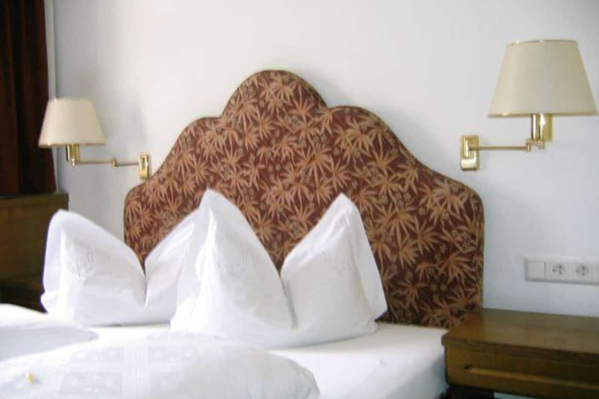 Single Room | Meja, katil bayi/kot (percuma), katil lipat simpan/tambahan