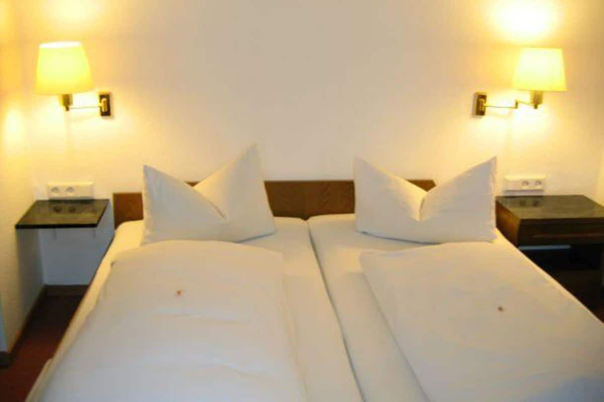 double room | desk, free cots/infant beds, rollaway beds, free wifi