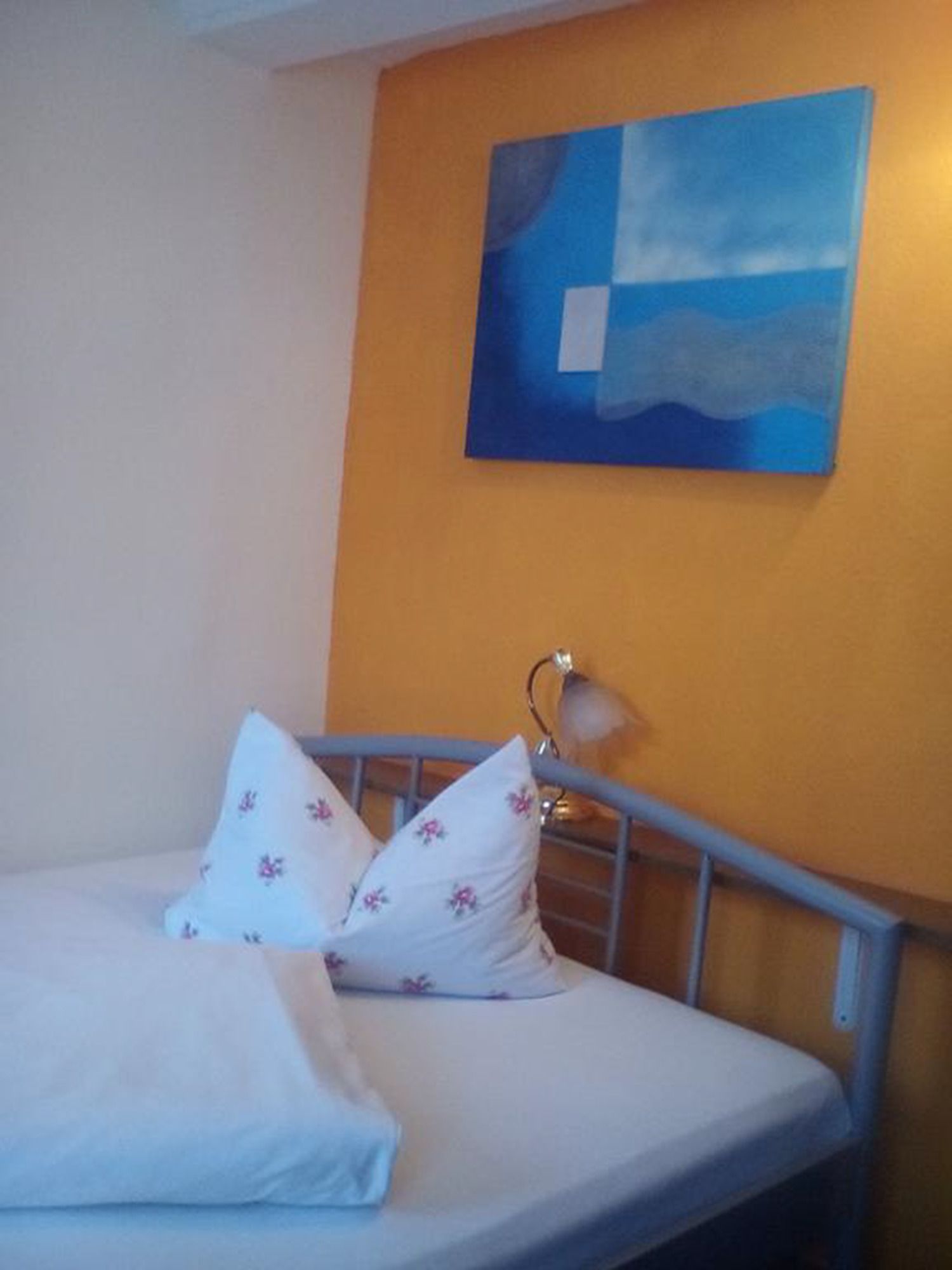 single room | desk, free cots/infant beds, rollaway beds, free wifi