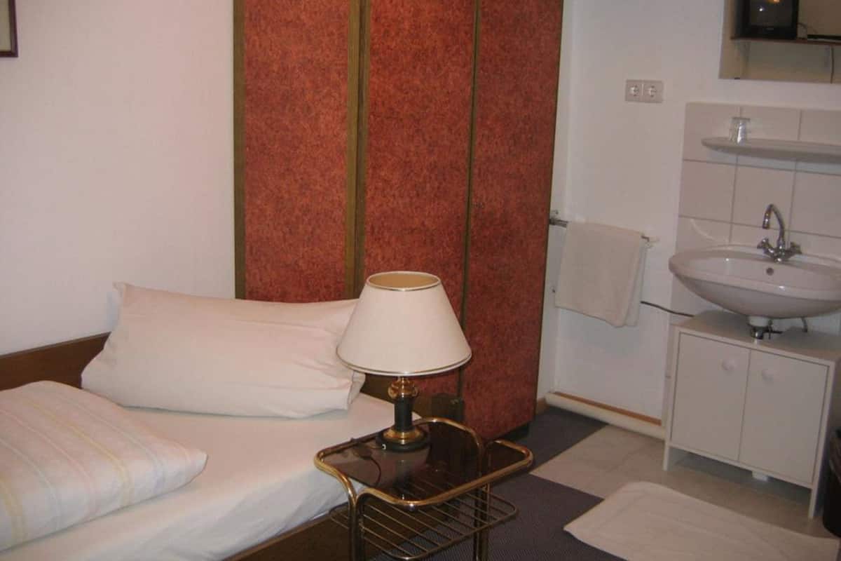 single room | desk, free cots/infant beds, rollaway beds, free wifi