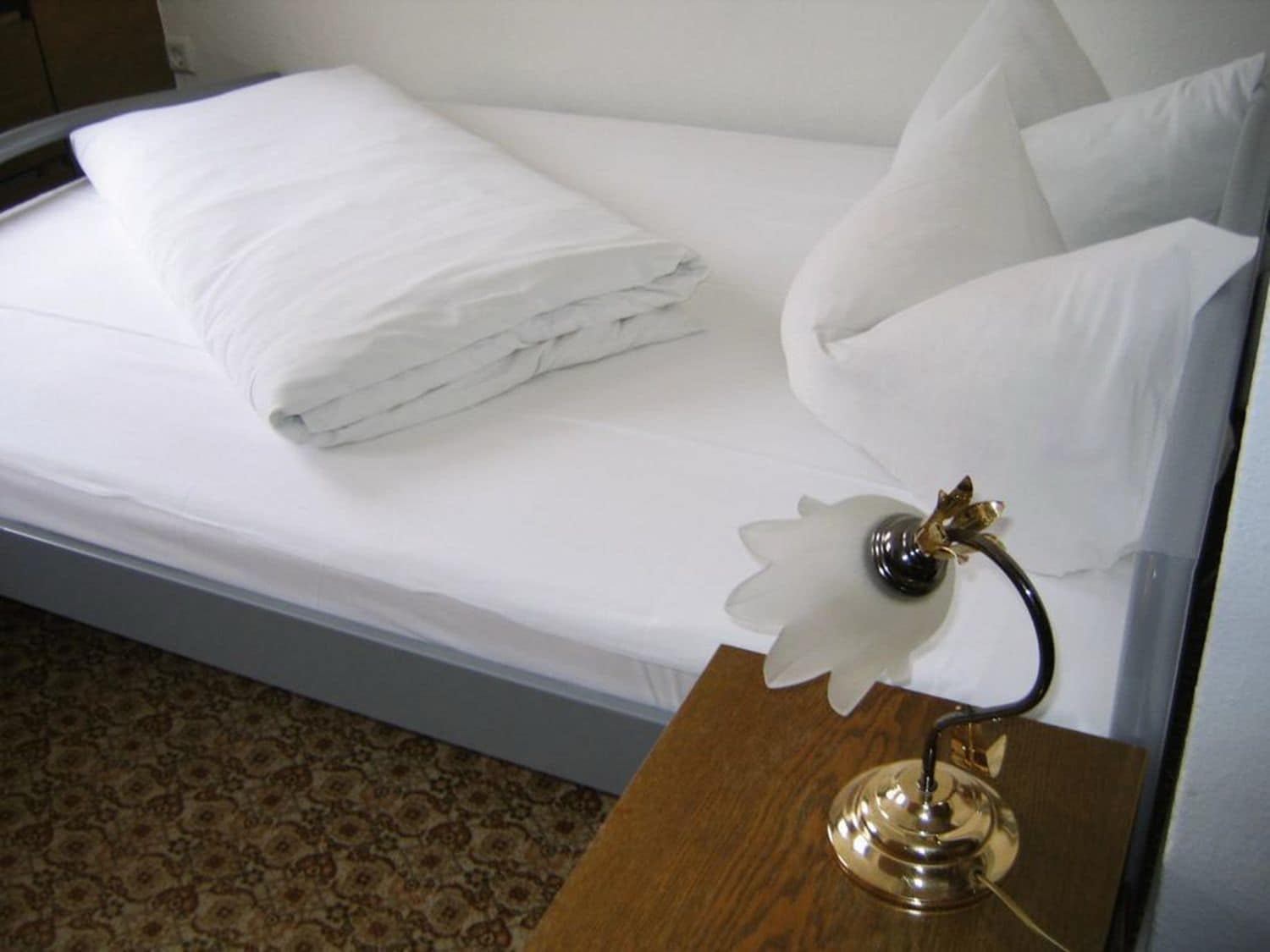 single room | desk, free cots/infant beds, rollaway beds, free wifi