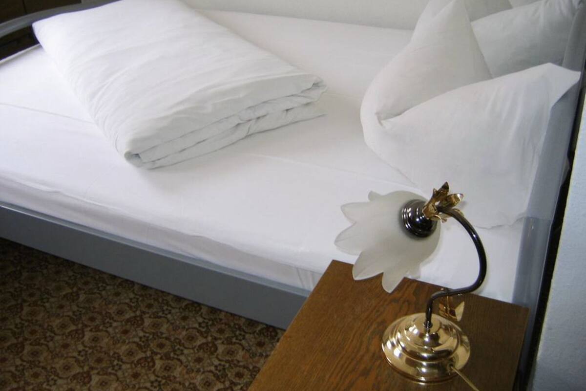 single room | desk, free cots/infant beds, rollaway beds, free wifi