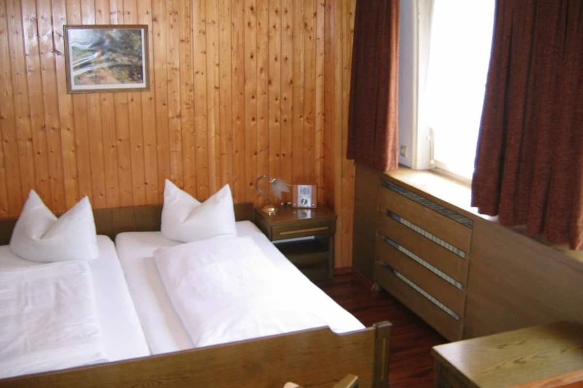 double room | desk, free cots/infant beds, rollaway beds, free wifi