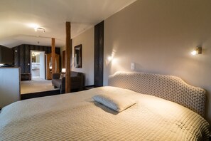 Standard Triple Room, Multiple Beds | Minibar, individually decorated, desk, laptop workspace - Thermen Hotel Bad Soden am Taunus (Bad Soden am Taunus)