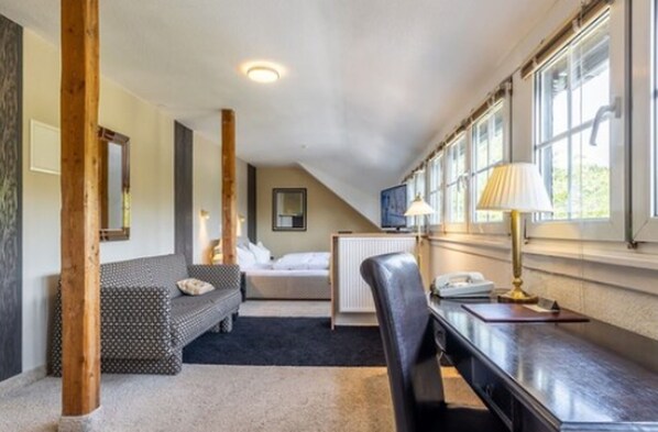 Quarto triplo standard, várias camas | Frigobar, individualmente decorados, escrivaninha