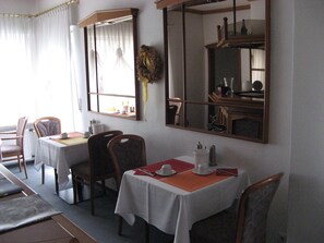 Daily buffet breakfast for a fee - Hotel Isabel (Bad Wildungen)