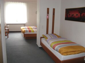 Standard Triple Room | In-room safe, free WiFi, bed sheets - Hotel Isabel (Bad Wildungen)