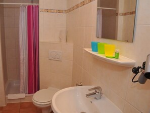 Double or Twin Room, Ensuite (Großes 2-Bettzimmer) | Bathroom - Pension Bella Vista (Bochum)