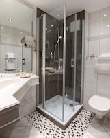 Ducha, artículos de higiene personal gratuitos y secador de pelo