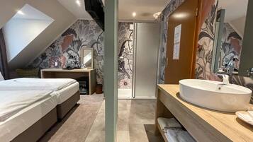 Hypo-allergenic bedding, minibar, in-room safe, desk