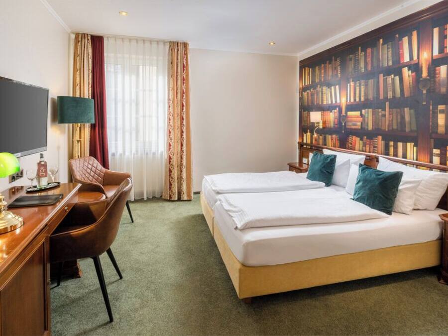 Klassieke tweepersoonskamer, 1 kingsize bed, uitzicht op stad | Hypoallergeen beddengoed, een minibar, een kluis op de kamer, een bureau