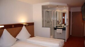 In-room safe, desk, laptop workspace, WiFi (free) - Hotel Zum Ochsen (Hoesbach)